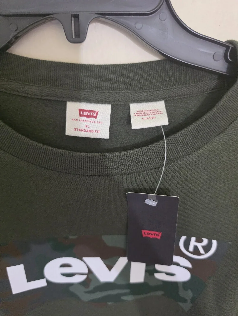 Levi's Men's Logo Graphic Crewneck Sweatshirt Olive Green Camo Logo XL NWT